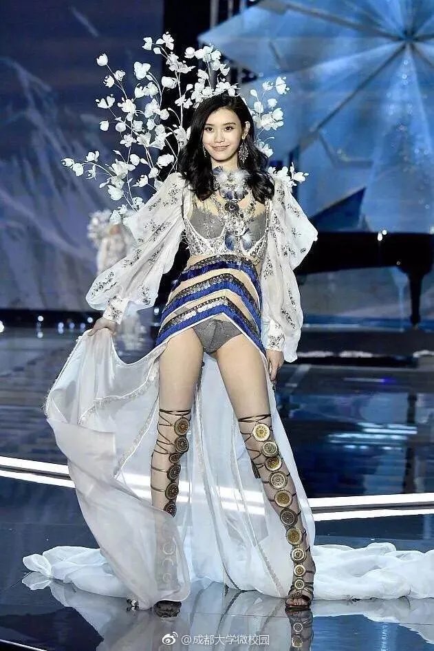 2017维秘秀奚梦瑶摔倒,你怎么看?