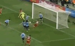 美洲杯搞笑一幕，智利门将扑出苏亚雷斯传球，随后苏亚雷斯示意对方手球，你怎么看？