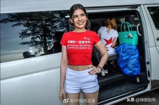 世预赛中国队vs菲律宾看台风景被忽略，美女组团为国足加油，为何都是外国人的模样？