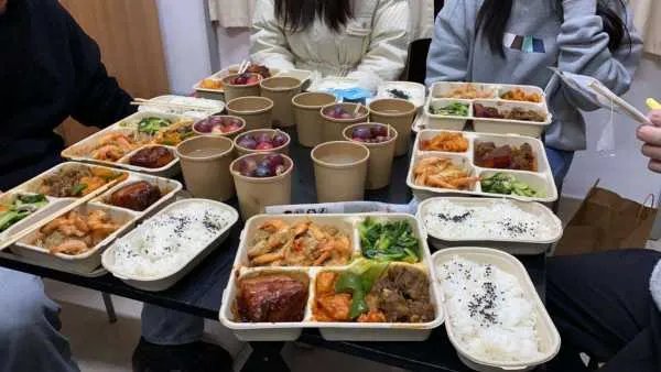 外卖有头发，老板带员工剪寸头，该不该因为顾客牺牲员工？