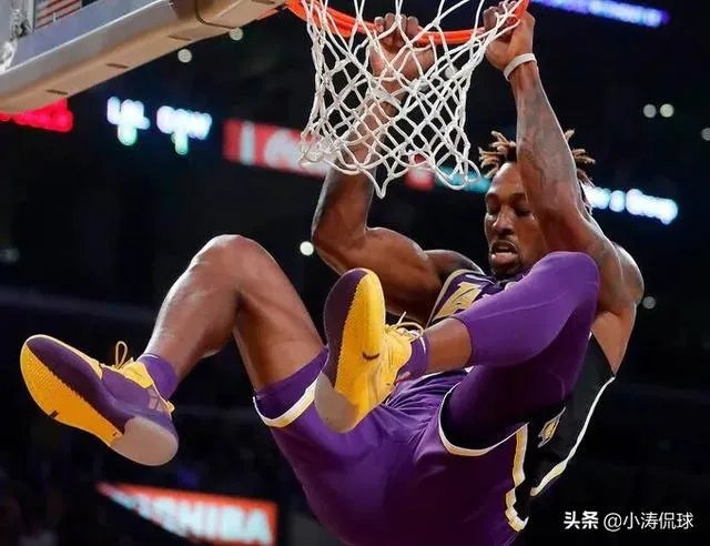 湖人VS魔术，霍华德引冲突后被四人围攻，詹姆斯迅速解救，对此你怎么看？