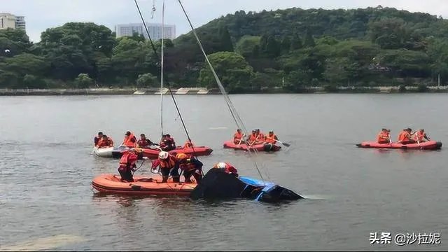 安顺公交车行驶突然开进河里，疑点重重，到底是什么原因？