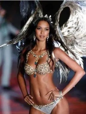 2017维秘秀奚梦瑶摔倒,你怎么看?