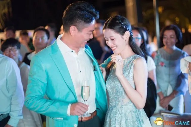 画面太美！刘强东奶茶妹妹今日大婚 两人深情拥吻