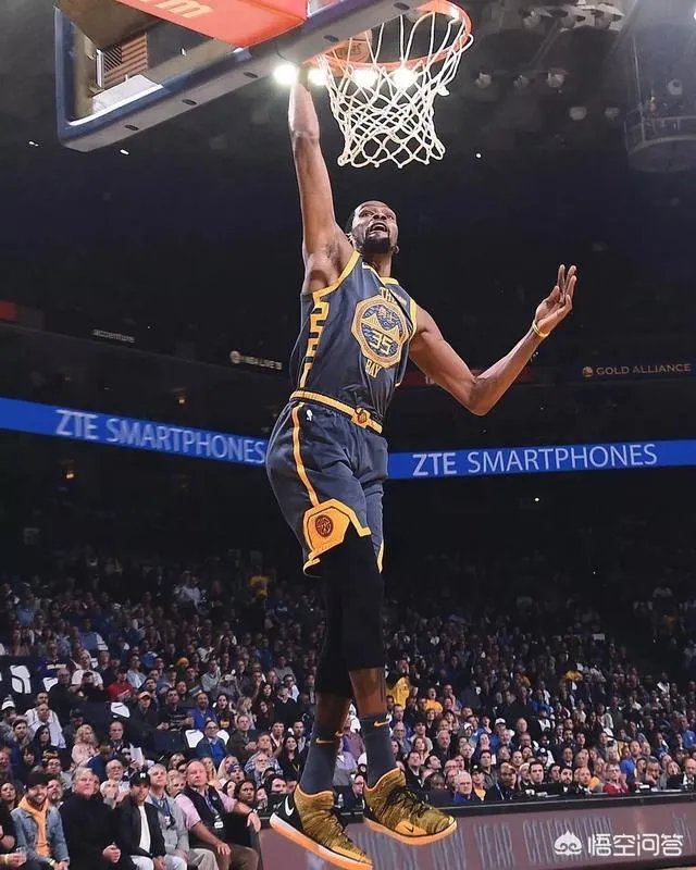 勇士险胜热火，赛后杜兰特与库里上来与韦德握手，为什么韦德只和库里互换球衣呢？