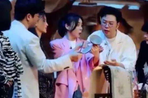 袁姗姗捏坏文物遭全网黑，无所谓的样子，她难道对文物没有丝毫的敬畏心吗？