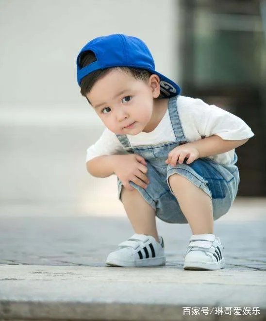 娱乐圈明星家的帅气儿子，这3个孩子你觉得哪个最帅