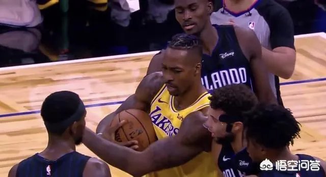 湖人VS魔术，霍华德引冲突后被四人围攻，詹姆斯迅速解救，对此你怎么看？