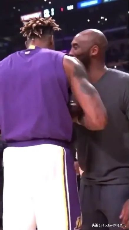 霍华德当年作势肘击科比,科比毫不退缩,他是毫无畏惧还是认为魔兽不敢肘击他?