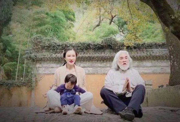 张纪中带儿子参加运动会，老来得子的他生活幸福吗？