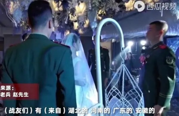 退伍老兵踢正步为军嫂盖头纱,现场的仪式感如何?