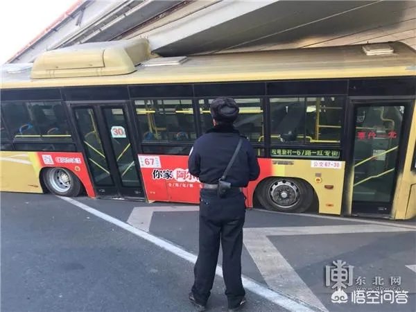 哈尔滨一67路公交车“崴脚”被卡二环桥下，你怎么看待这件事？