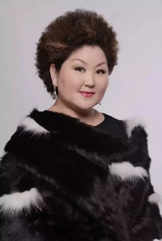 吉祥三宝中，爸爸去世，妈妈隐退，女儿如今怎么样了？