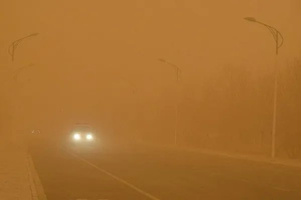 北京市气象台发布大风黄色预警信号和沙尘蓝色预警信号，我们该如何防范？