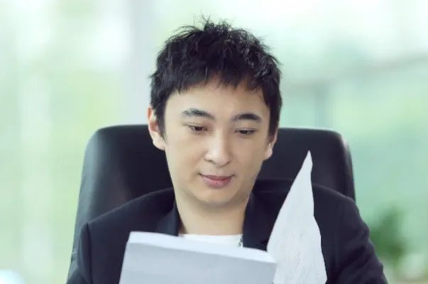 王思聪被曝与新女友在路边摊吃饭，他到底做了什么动作让美女捂嘴偷笑？