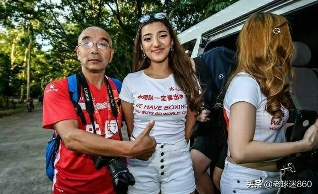 世预赛中国队vs菲律宾看台风景被忽略，美女组团为国足加油，为何都是外国人的模样？