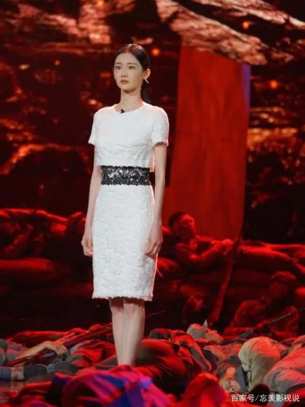 苗苗与郑恺婚后首登舞台演出，一袭白裙清纯可人九头身比例绝了，你怎么看？