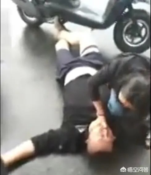 哈尔滨摩托车司机与的哥起争执心脏病发身亡，涉事的哥被批捕，你觉得出租车司机冤吗？