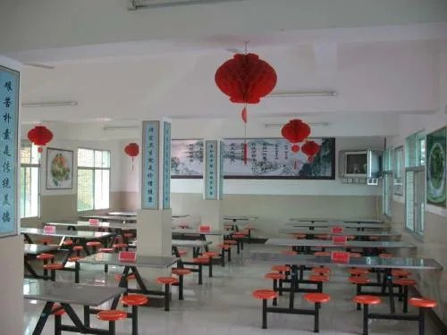 大学食堂推出1毛钱米饭，该校学生是何反应？