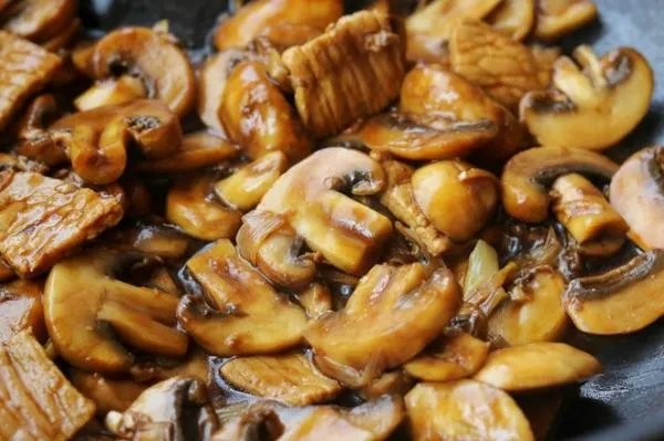 蘑菇炒肉做法