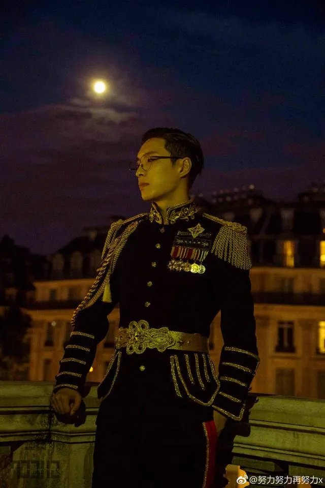 张艺兴为什么会跪下？