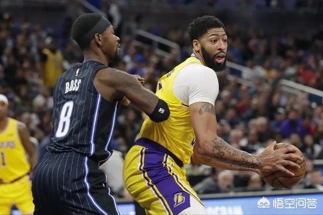 湖人VS魔术，霍华德引冲突后被四人围攻，詹姆斯迅速解救，对此你怎么看？