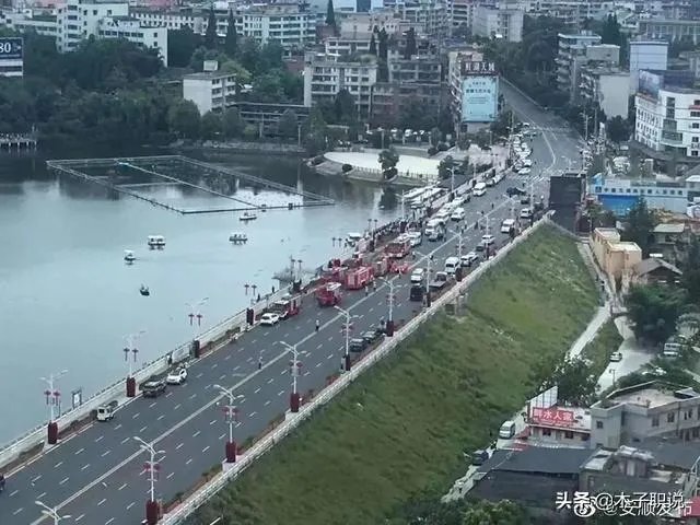 安顺公交车行驶突然开进河里，疑点重重，到底是什么原因？