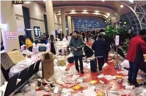 中国游客和日本游客纷纷表示不背“锅”,韩国遍地垃圾到底来自哪里?