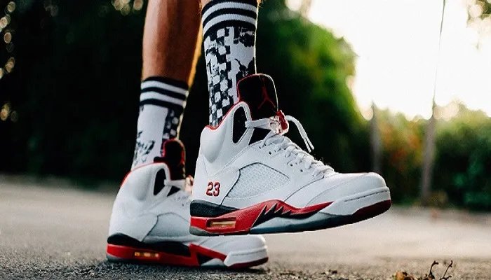 阿迪达斯三叶草和三条有什么区别 阿迪达斯三叶草和三条有哪些区别