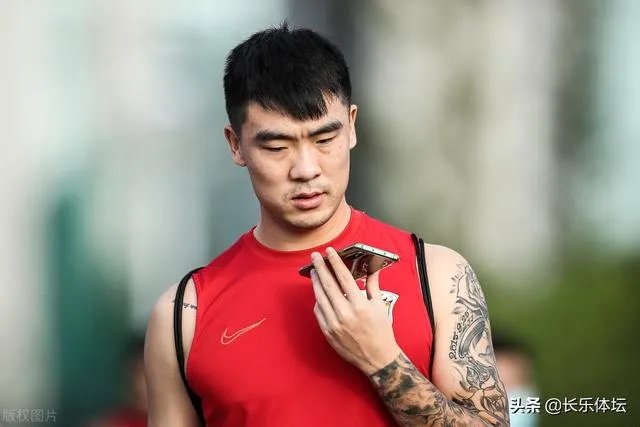 先挖于睿，再抢谭龙，亚泰球迷快哭了！上港国脚何不回归绿城？