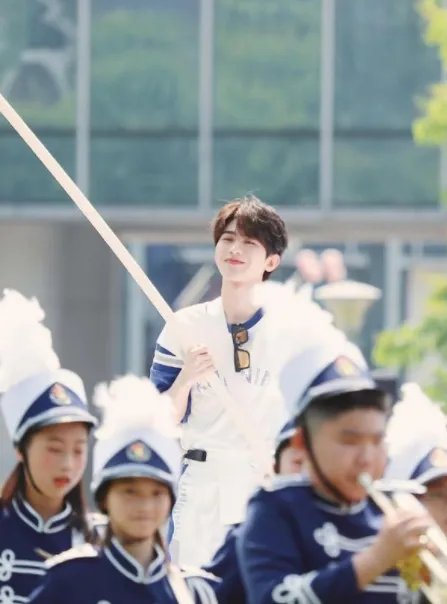 蔡徐坤跑男路透生图曝光，化身旗手被赞可爱，为何引得现场男粉尖叫呢？