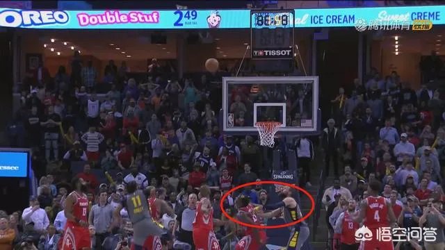 裁判报告称杜兰特推唐斯犯规,那为什么火箭和灰熊的比赛,瓦兰推卡佩拉没有吹犯规?