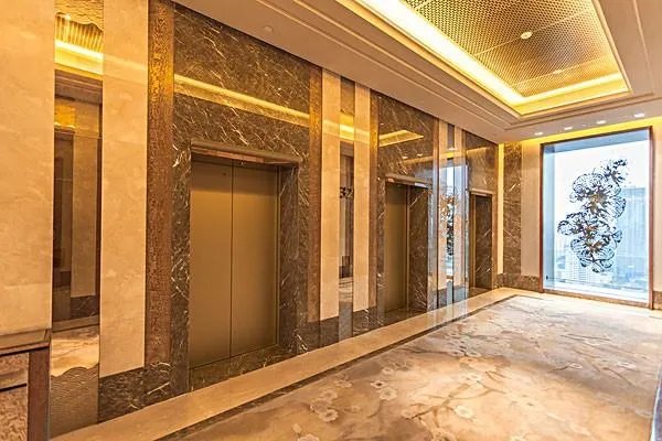 北京某写字楼内，每逢半夜12点乘坐电梯的人都会无缘无故的消失不见，这是真的吗？