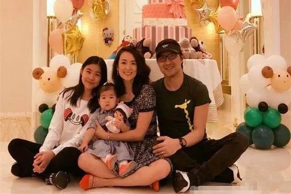 章子怡汪峰为大女儿庆生，为何网友却在讨论前妻葛荟婕？