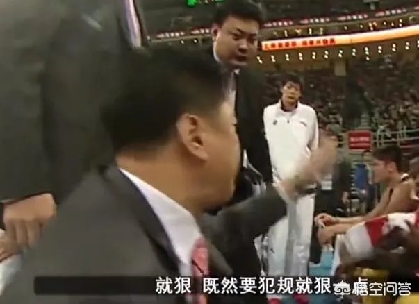 为什么李春江指导会在比赛中让队员对马布里上腿?当时是什么情况?