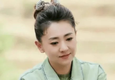 央视主持人尼格买提被妻子取关微博，双方7年无互动，曾传婚变，怎么回事？