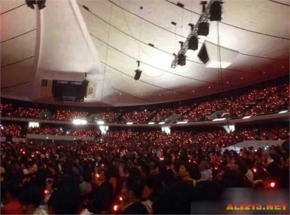 中国7000人旅行团“占领”洛杉矶齐唱国歌！