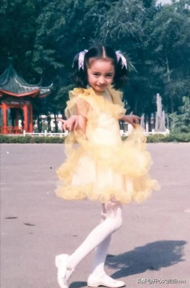 刘恺威和女儿同台，小糯米正脸首曝光，你觉得长得像杨幂小时候吗？