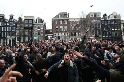 英国球迷为何要去大闹荷兰？