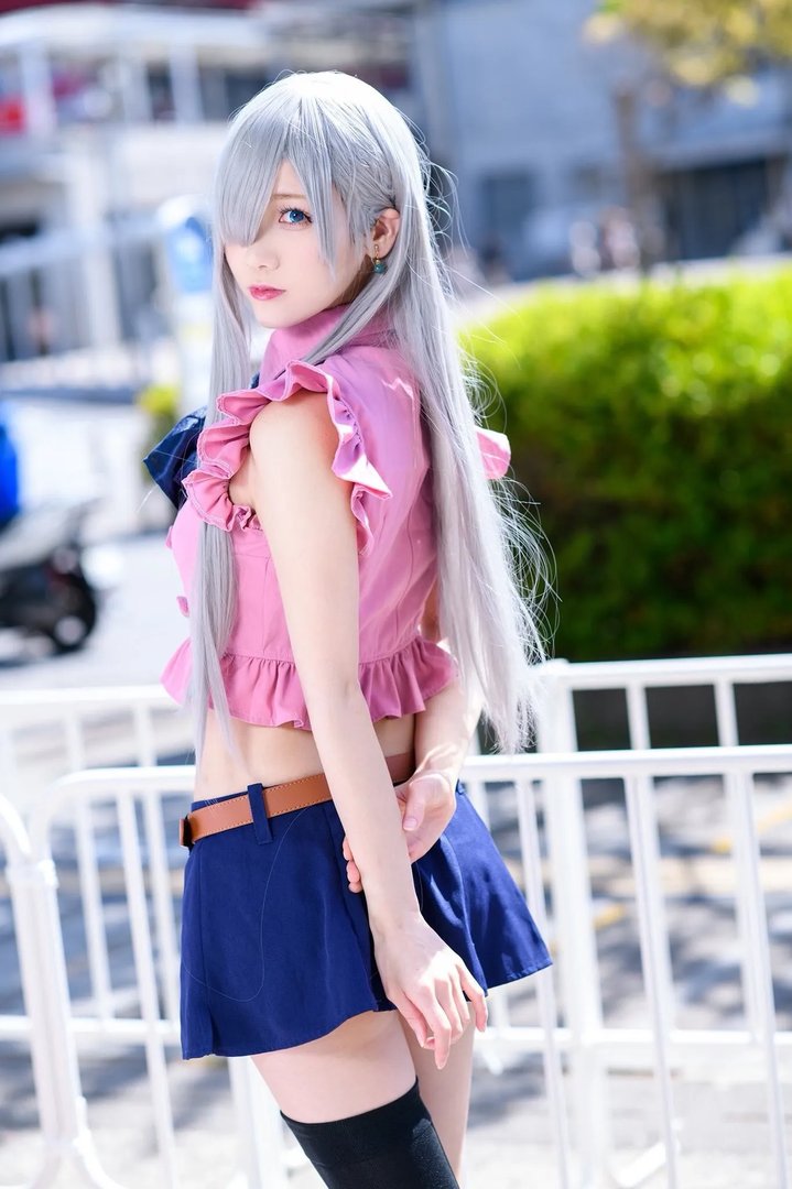 日本美女Coser写真美图欣赏 妹子皮肤白皙身材出众