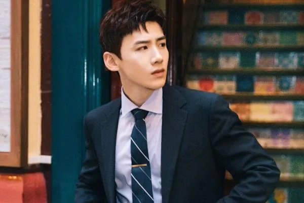 看明星大侦探觉得白敬亭长得很帅，也非常聪明，但为什么不火呢？