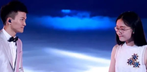 郭沁为什么坐在椅子上，脚怎么了