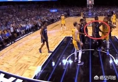湖人VS魔术，霍华德引冲突后被四人围攻，詹姆斯迅速解救，对此你怎么看？