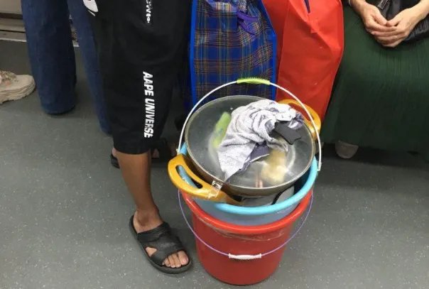 “提桶跑路”是什么意思？为什么要提着桶跑路呢？