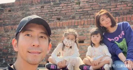 贾静雯晒女儿们的近照,你觉得她的女儿们可爱吗?