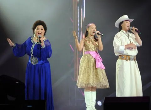 吉祥三宝中，爸爸去世，妈妈隐退，女儿如今怎么样了？