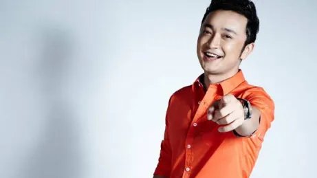 央视主持人尼格买提被妻子取关微博，双方7年无互动，曾传婚变，怎么回事？