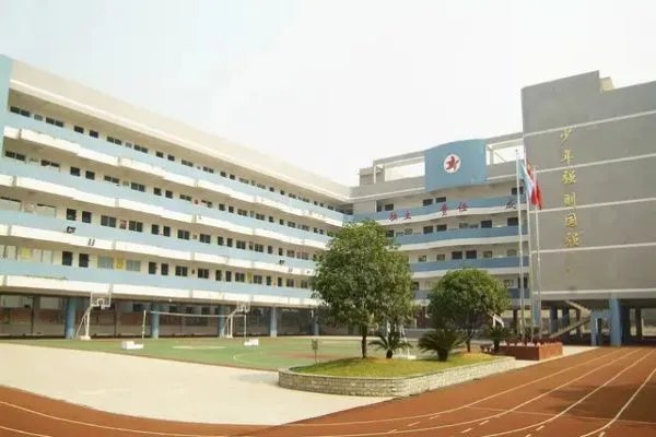 仅隔一条街房价每平米差8万元，学区房差距有多大？