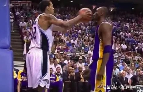 霍华德当年作势肘击科比,科比毫不退缩,他是毫无畏惧还是认为魔兽不敢肘击他?