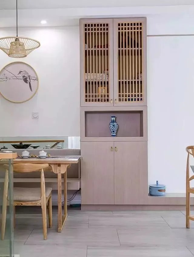 180㎡带庭院的中式原木风,客厅背景墙太美了!